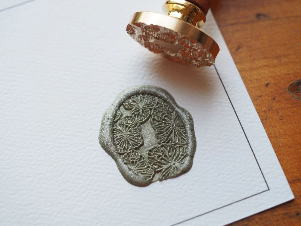 Backtozero - Brass Seal with Handle - Hydrangea