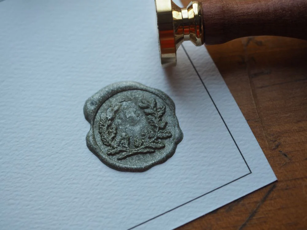 Backtozero - Brass Seal with Handle - Retro Acorn Wreath