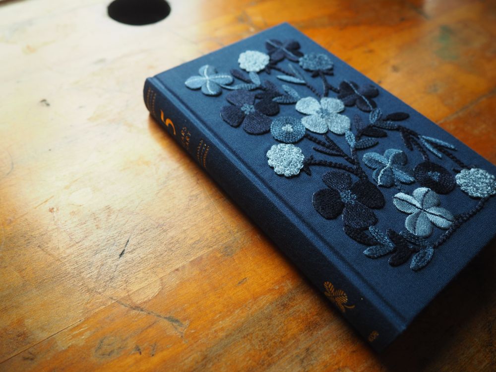 Midori 5 Years Diary - Embroidery Flower Navy - Image 2