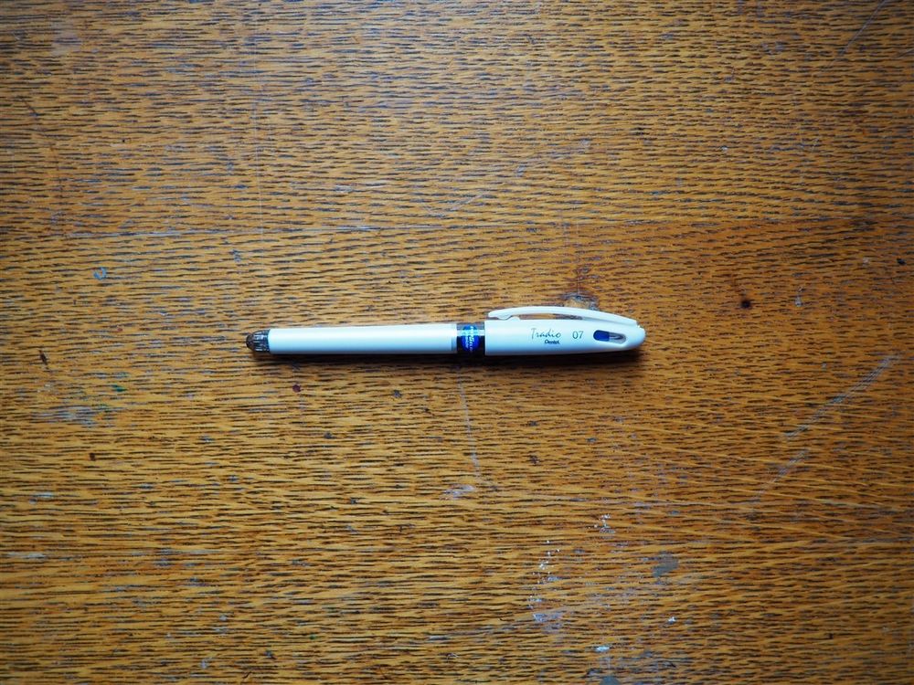 Pentel Tradio Gel Pen - 0.7mm - White (Blue Ink)