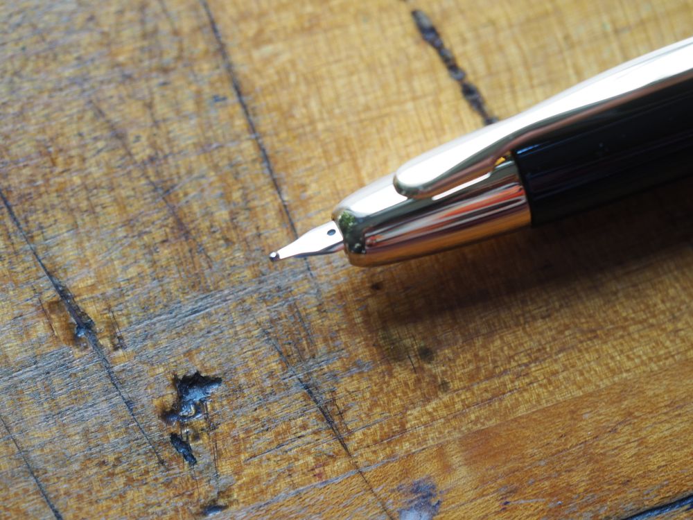 Pilot Vanishing Point Fountain Pen - Black with Gold Trim - Image 2