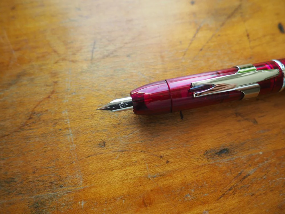 Platinum Curidas Fountain Pen - Grand Red - Image 3