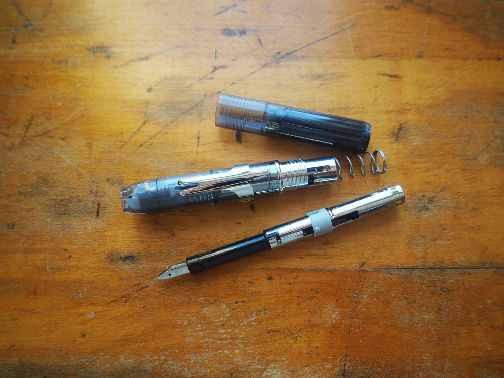 Platinum Curidas Fountain Pen - Grand Red - Image 4