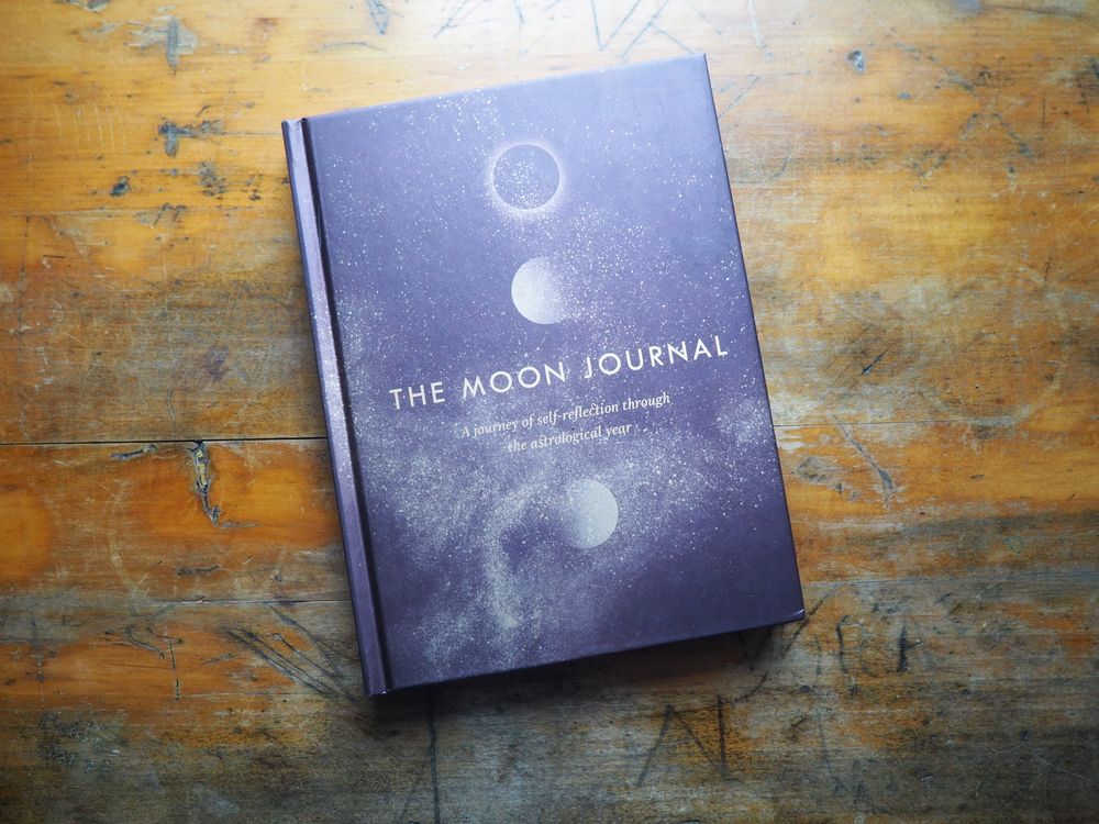 The Moon Journal: A journey of self-reflection through the astrological year
