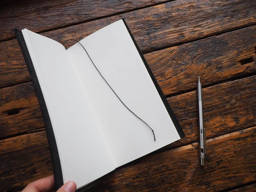 Traveler's Notebook Regular Size - Black Leather - Image 2