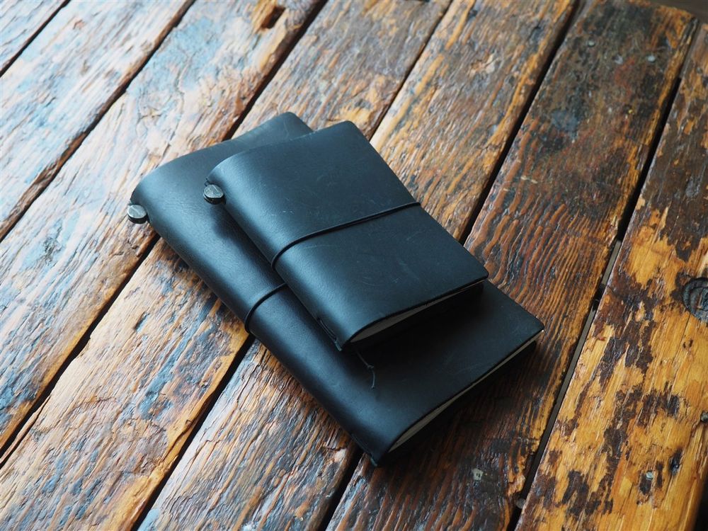 Traveler's Notebook Regular Size - Black Leather - Image 5