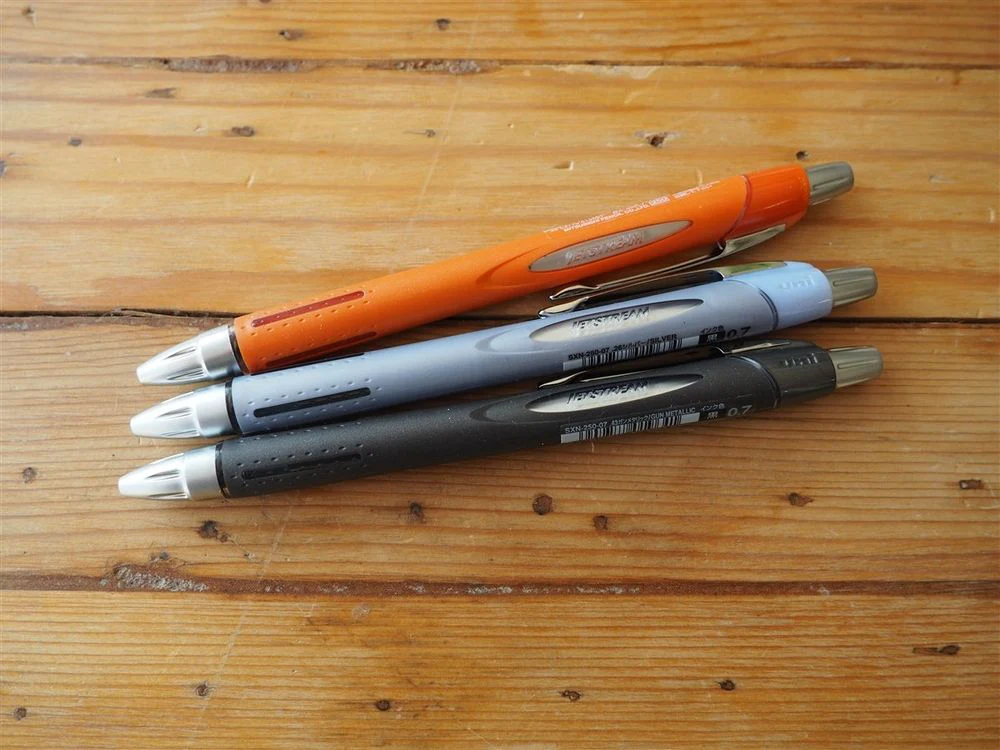 Uni Jetstream Rubber Body Ballpoint Pen - Silver - Image 2