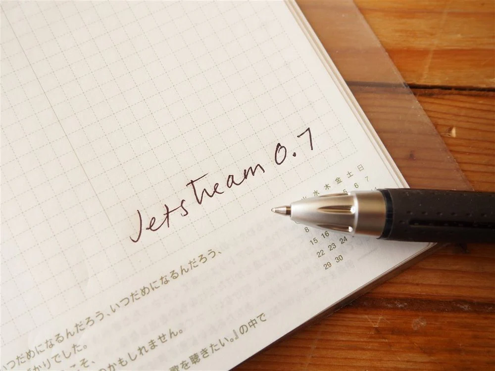 Uni Jetstream Rubber Body Ballpoint Pen - Silver - Image 3
